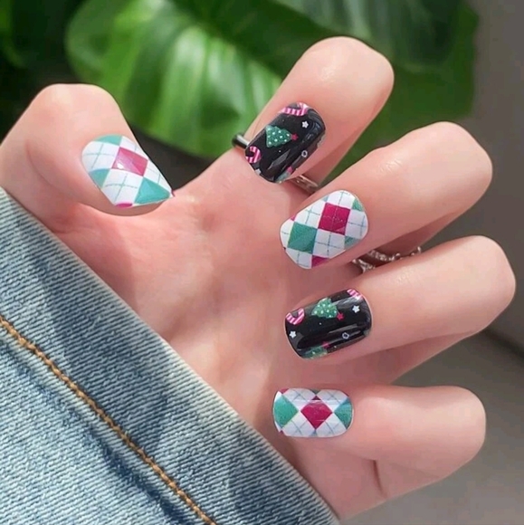 24 pc Xmas Nails - Picture 2 of 4